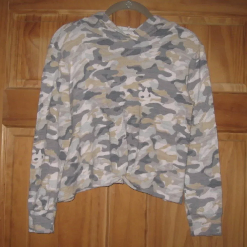 5/$30 Girls Old Navy Long Sleeve Camo Pull Over Hoodie